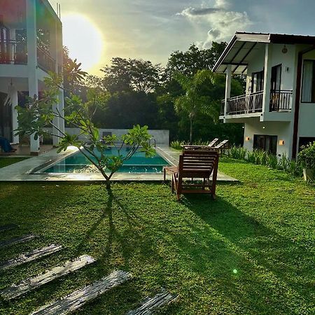 Finch Tangalle Buitenkant foto